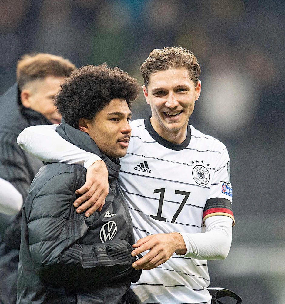 Niklas Stark glücklich im Nationaltrikot und mit Serge Gnabry im Arm – so könnte es auch bei der EM sein. 