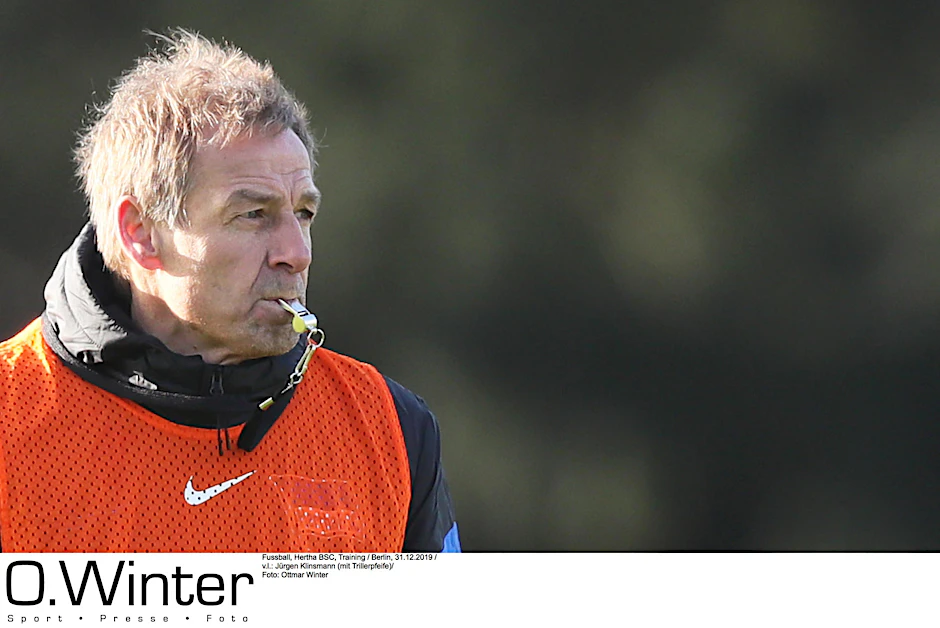 Die Pfeife im Mund, das Ziel vor Augen: Jürgen Klinsmann, Trainer von Hertha BSC.