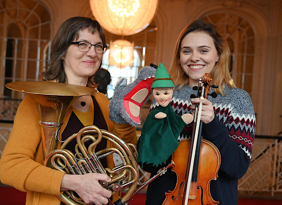 Peter und der Wolf in der Komischen Oper in Berlin. Sophia Grabandt an der Violine und Katrin Vogel am Horn erklären ihre Instrumente.