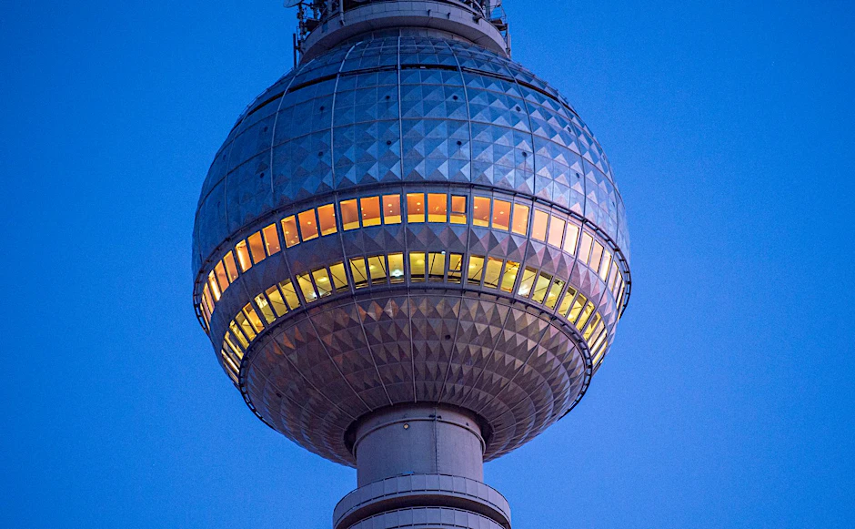 Unter dem Berliner Fernsehturm war wegen drohenden Eisabbrüchen ein größerer Bereich gesperrt worden.