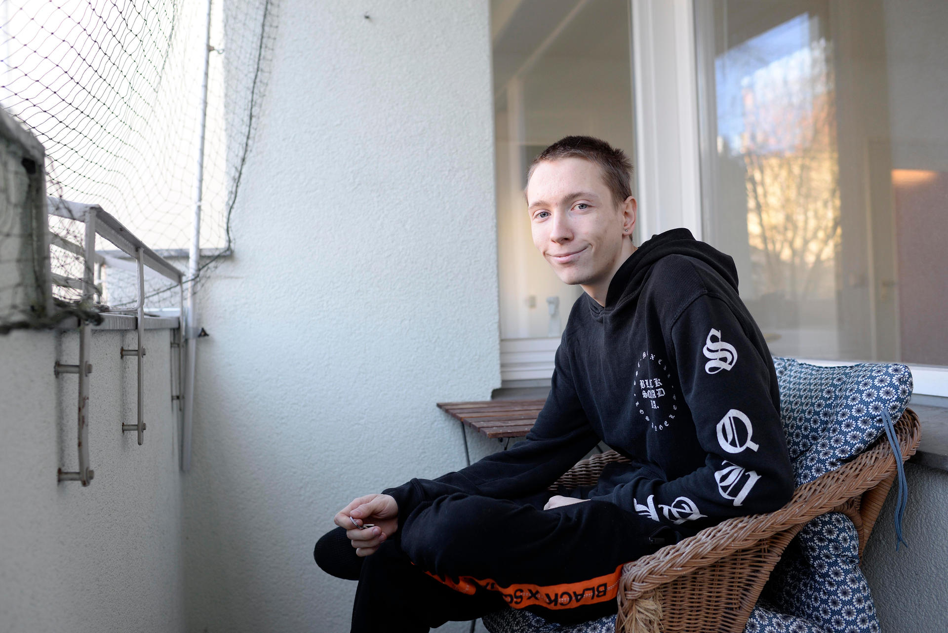 Max auf dem Balkon seiner neuen Wohnung. 
