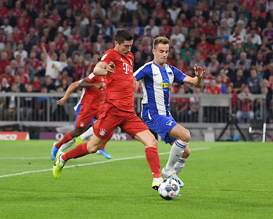 Herthas Lukas Klünter (r.) freut sich schon auf den Hit gegen die Bayern. 