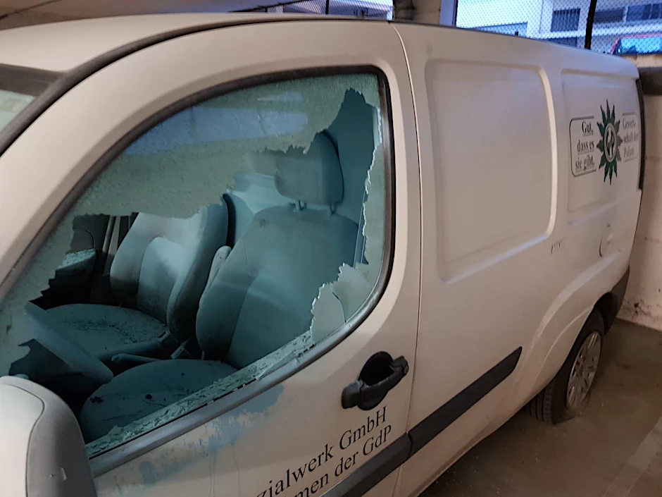 Eine zerstörte Scheibe an einem Transporter der Gewerkschaft der Polizei Berlin.