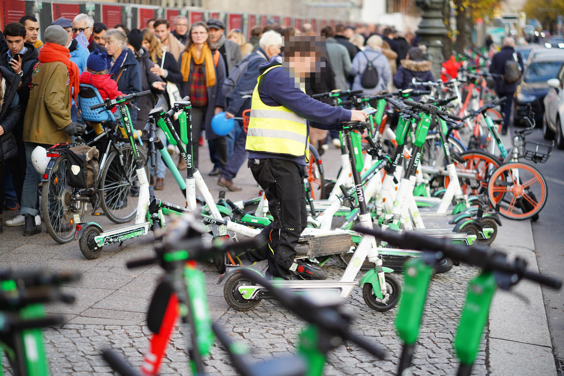 Problem oder Lösung? In Berlin gibt es mehr als 15.000 E-Scooter. Trotzdem wurden in der Stadt auch mehr Autos verkauft. 