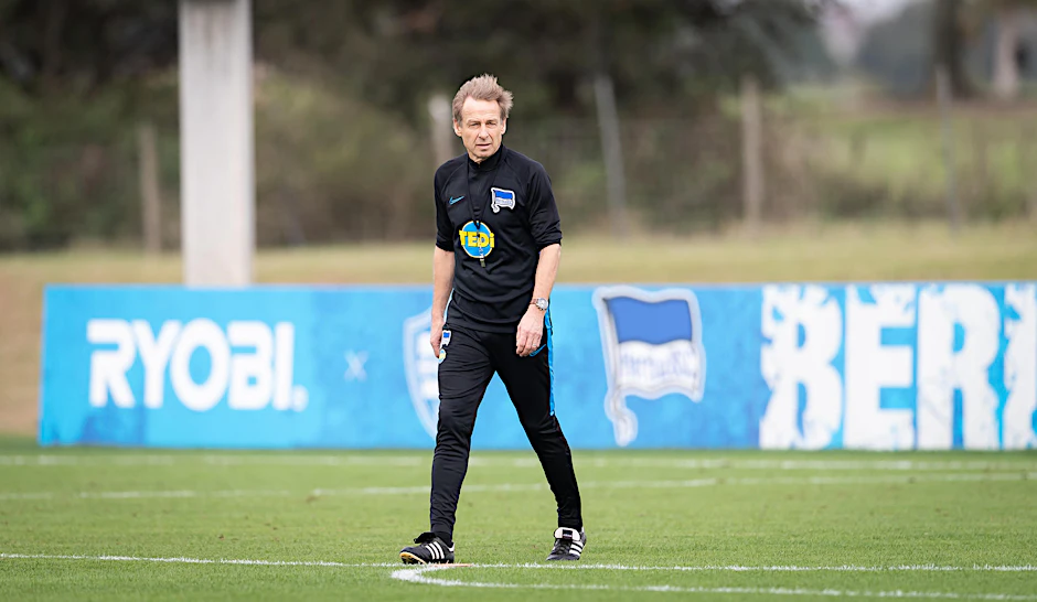 Hertha-Trainer Jürgen Klinsmann hat in Florida den Wind im Gesicht.