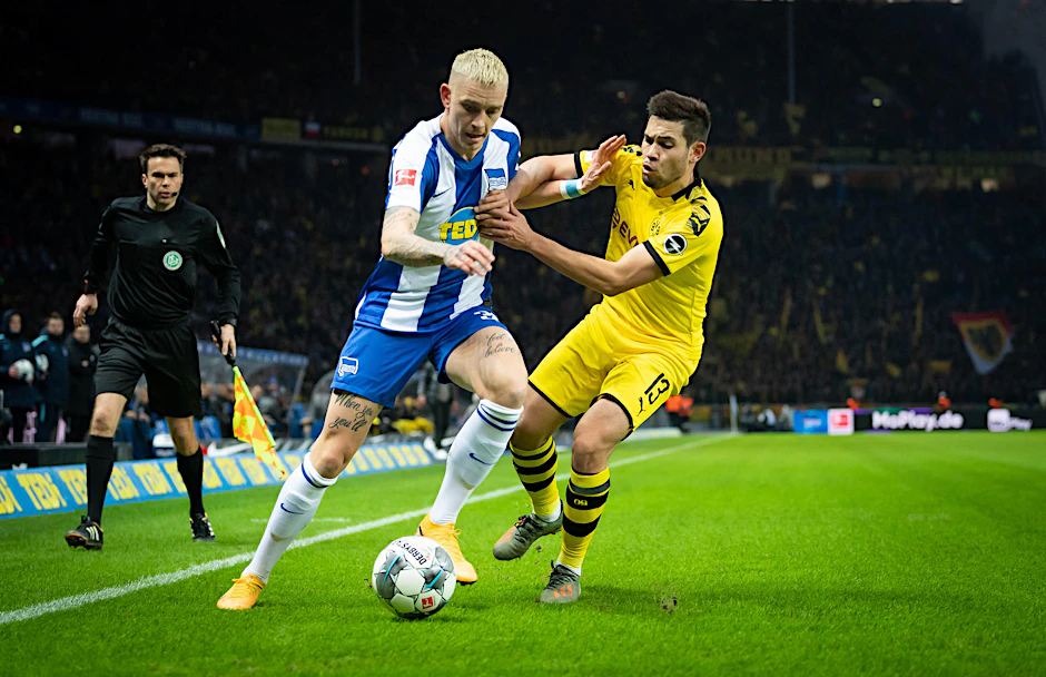 Marius Wolf (l.) im Duell mit seinem Ex-Kollegen Guerreiro.