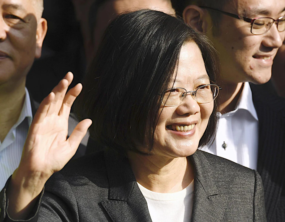 Tsai Ing-wen, Präsidentin von Taiwan von der Demokratischen Progressiven Partei, winkt nach ihrer Stimmabgabe bei Präsidentschafts- und Parlamentswahlen in Taiwan. 