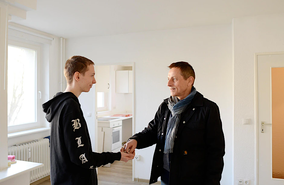 Max hat den Schlüssel in der Hand: Thomas de Vachroi (r.) steht ihm zur Seite. 