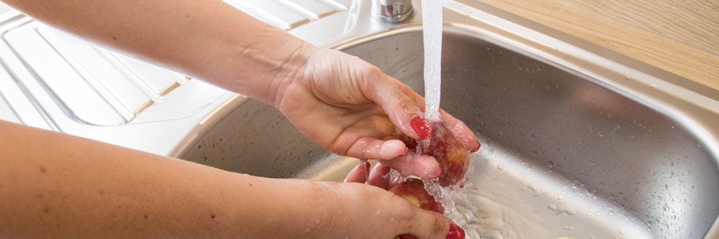 Darf man Obst unter laufendem Wasser abwaschen, oder ist das Wasserverschwendung? Experten geben Tipps zum Wassersparen. 
