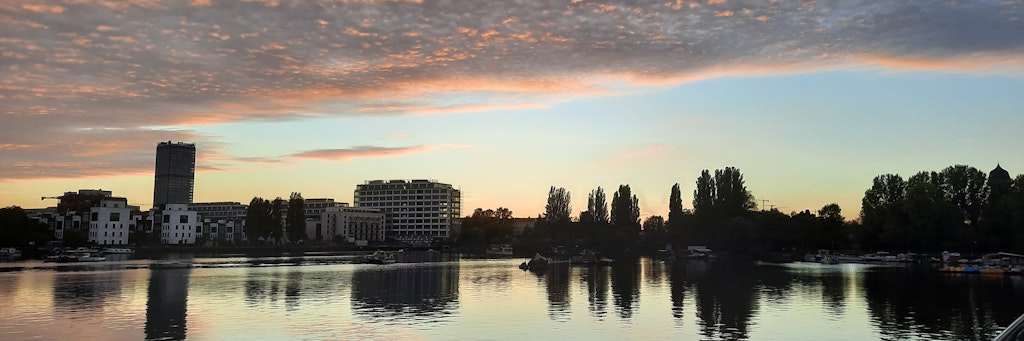 Ein goldener Tag geht über der Rummelsburger Buch in Berlin vorbei.