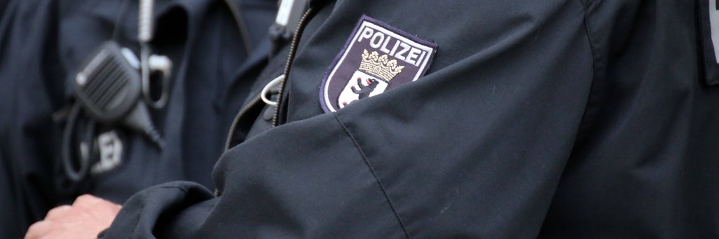 Mehr als 25 Beamte tauschen sich laut ARD-Magazins „Monitor“ mit rassistischen Inhalten in einer Chatgruppe aus.