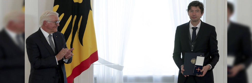 Bundespräsident Frank-Walter Steinmeier applaudiert dem Virologen Christian Drosten, den er zum Tag der Deutschen Einheit im Schloss Bellevue mit dem Verdienstorden der Bundesrepublik Deutschland ausgezeichnet hat. 