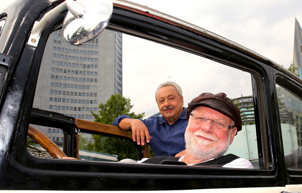 Stumph unterwegs mit einem weiteren Gesprächspartner, Rolf Sondershaus, auf dem Augustusplatz in Leipzig. Dieser machte sich nach der Wende als Videoproduzent selbstständig.<br>