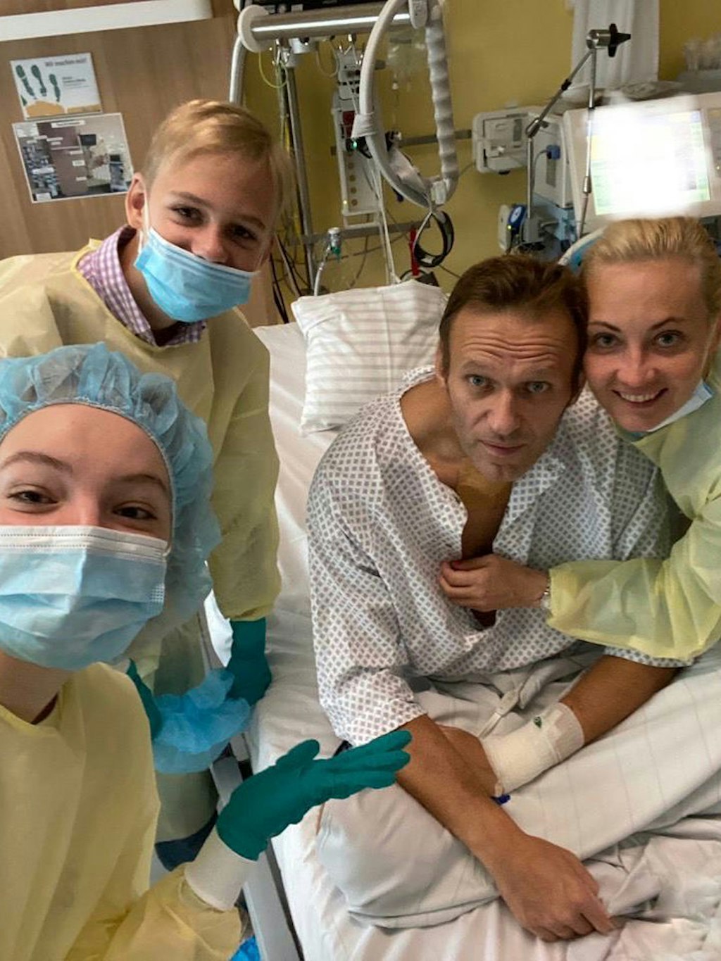 Selfie mit Vater und Ehemann: Die Kinder und die Frau Alexej Nawalnys am Bett des Mannes, der nicht lange zuvor aus dem Koma erwacht war. 