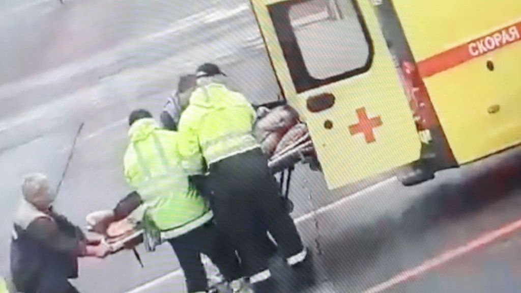 Alexej Nawalny wird auf dem Flughafen von Omsk bewusstlos in einen Rettungswagen geschoben. <br><br> 
