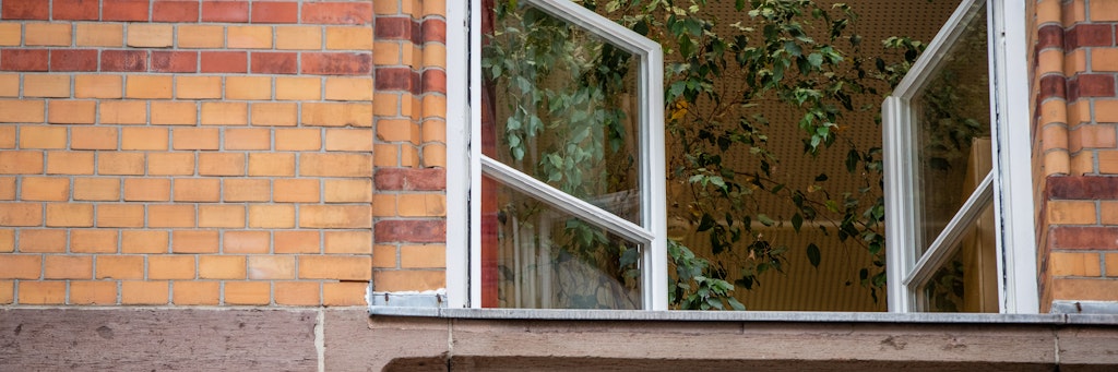 Aus einem Fenster im vierten Stock hat ein 35-Jähriger seine Freundin gestoßen. (symbolbild)