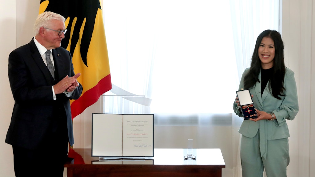 Die Chemikerin und Wissenschaftsjournalistin Mai Thi Nguyen-Kim erhielt für ihren multimedialen Einsatz zur verständlichen Vermittlung von Wissenschaft das Verdienskreuz am Bande.