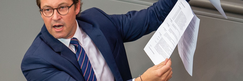 Wedelt mit Papieren: Verkehrsminister Andreas Scheuer im Sommer 2019 bei einer Bundestagsdebatte zur gescheiterten Maut.