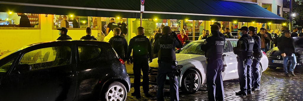 Am Oranienplatz in Kreuzberg kam es mit rund 80 Personen einer Feierlichkeit zu teils lautstarken Diskussionen. Die Polizei räumte das Lokal schließlich.