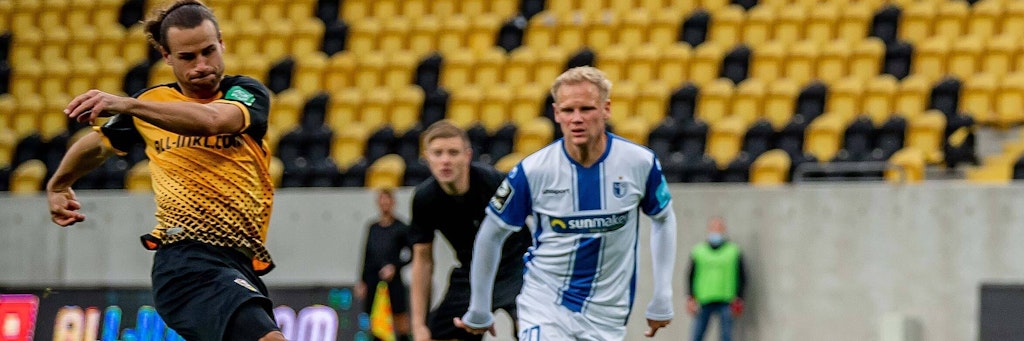 Yannick Stark (l.) trifft zur 1:0-Führung für Dresden im Duell gegen Magdeburg.