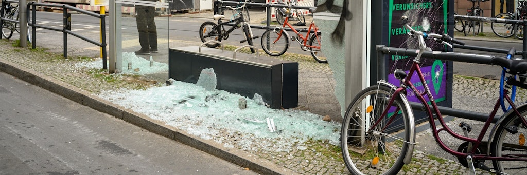 Der Tag danach: In der Alten Schönhauser Straße sind viele Scheiben zerbrochen.