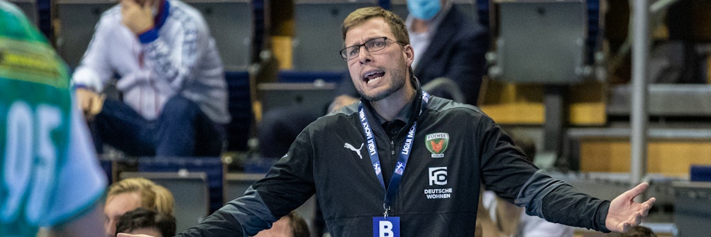 Trainer Jaron Siewert hofft gegen Leipzig auf eine deutliche Leistungssteigerung seiner Handball-Füchse. 
