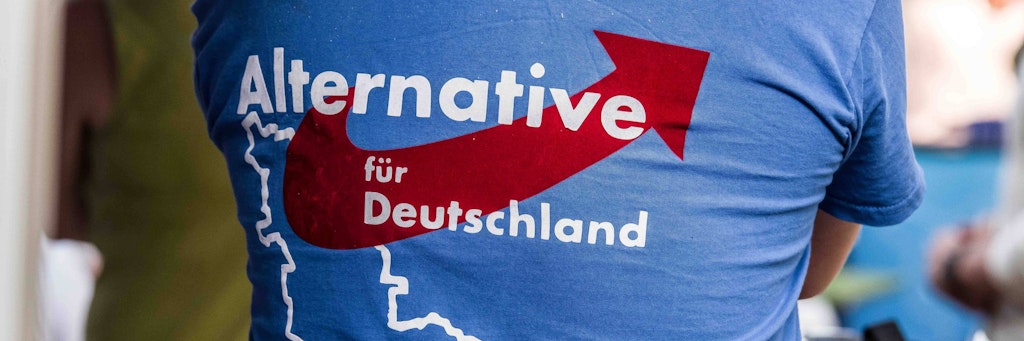 Ein Mann trägt im Wahlkampf ein AfD-Shirt.