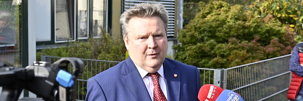 Michael Ludwig (SPÖ), Bürgermeister von Wien, kurz vor seiner Stimmabgabe zu den Wiener Landtags-und Gemeinderatswahlen.