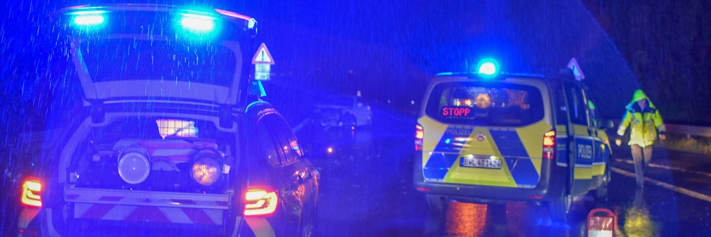 Eine 17-Jährige ist auf der Autobahn 8 in Bayern vermutlich angefahren und tödlich verletzt worden. (Symbolbild)