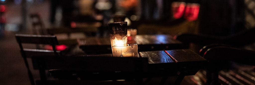 Wegen steigender Infektionszahlen in Berlin gilt in der Hauptstadt seit diesem Wochenende eine Sperrstunde.