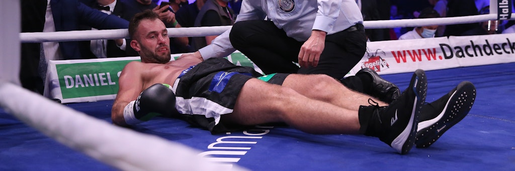 Da ist der WM-Titel futsch: Dominic Bösel liegt nach seiner K.o.-Pleite im Ringstaub.