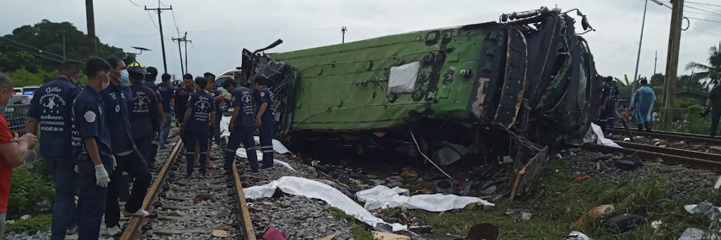 Mindestens 17 Menschen sind am Sonntag in Thailand beim Zusammenstoß eines Busses mit einem Zug ums Leben gekommen.