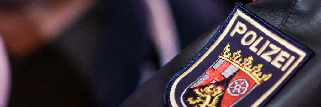 Ein Polizeieinsatz bei einer Schlägerei in Rheinland-Pfalz eskaliert.
