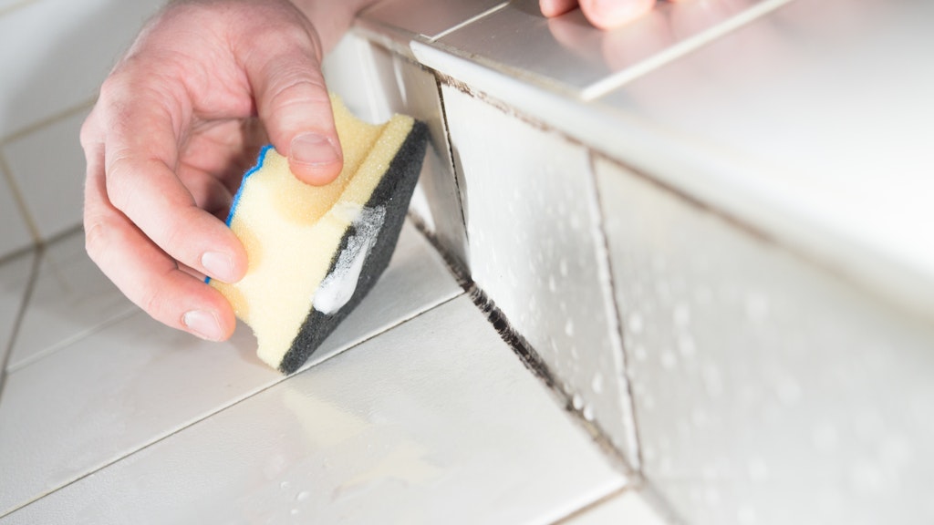 Wichtig bei der Reinigung von Badfugen, insbesondere wenn man chemische Mittel verwendet: Das Reinigungsmittel möglichst nicht direkt auftragen, sondern zuerst auf den Lappen oder die Bürste geben. 