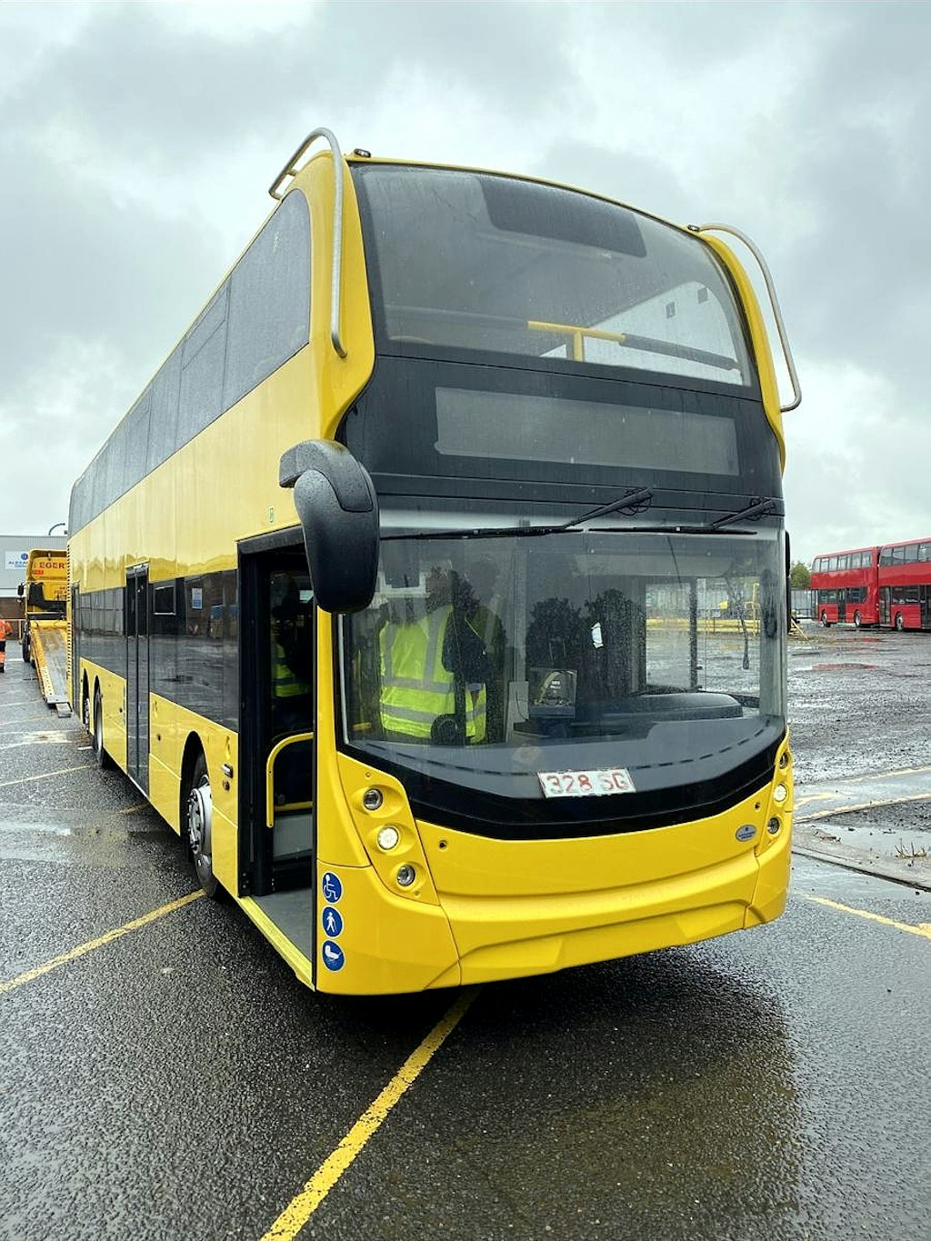 Jetzt gibt es die ersten Busse zum Anfassen: einer der Prototypen beim Hersteller ADL in Schottland.