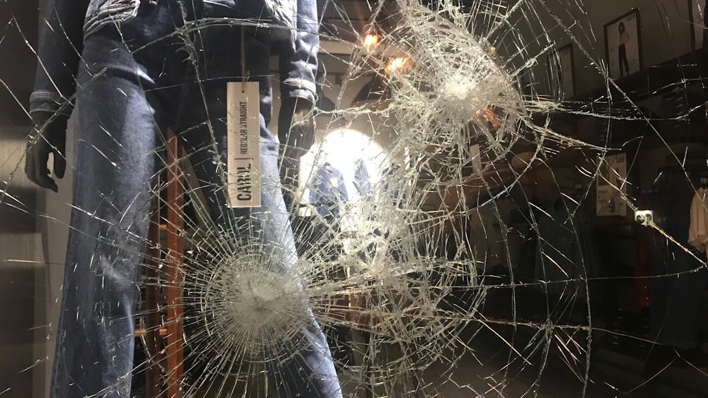 Die zerstörte Schaufensterscheibe eines Modegeschäfts.