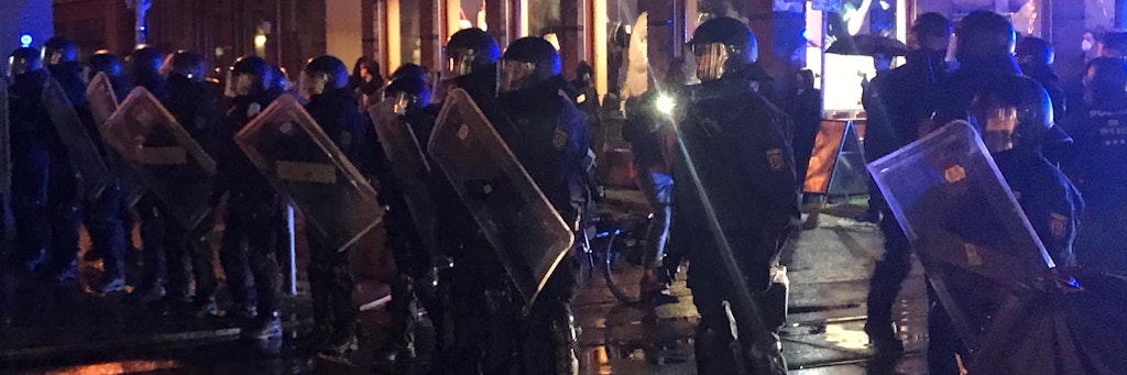 Fast eine halbe Stunde tobten sich die Chaoten aus, bis Polizisten sich ihnen in der Alten Schönhauser Straße entgegenstellten.