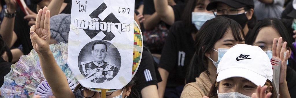 Mit dem Dreifingergruß aus „Die Tribute von Panem“ demonstrieren junge Menschen in Thailand gegen die Macht des Monarchen Maha Vajiralongkorn.