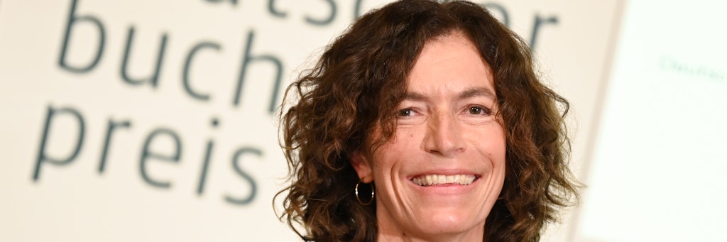 Die Autorin Anne Weber freut sich im Kaisersaal des Römers nach dem Gewinn des Deutschen Buchpreises 2020. Ihr Buch „Annette, ein Heldinnenepos“ wurde als bester deutschsprachige Roman des Jahres ausgezeichnet. Der Preis ist mit insgesamt 37.500 Euro dotiert.