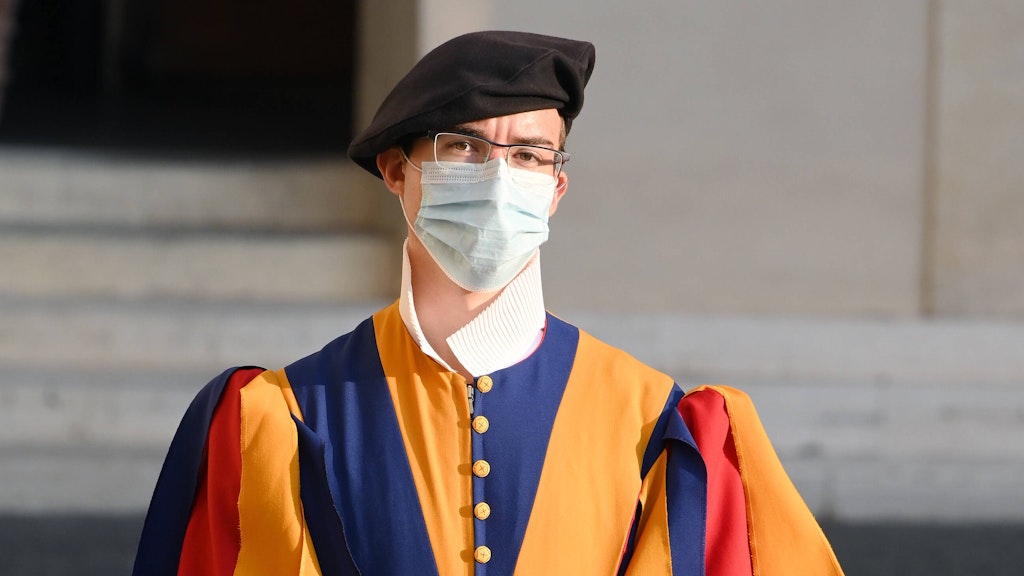 Auch für die Männer der Schweizer Garde gilt derzeit wieder eine Maskenpflicht.