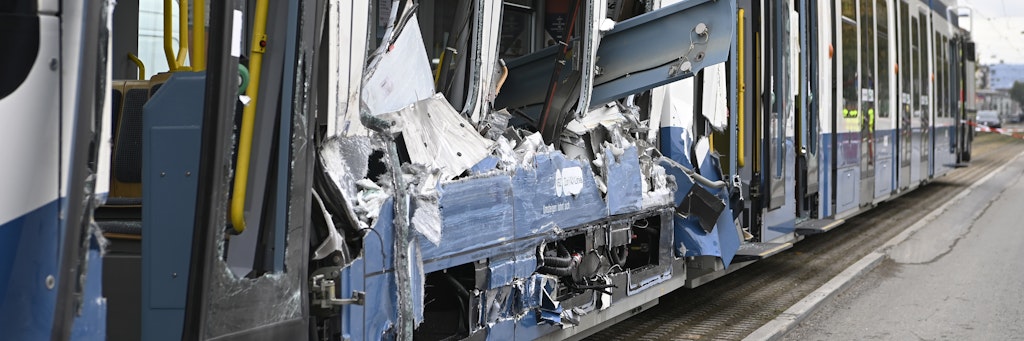 Ein Lkw schnitt die rechte Flanke einer Tram in Zürich regelrecht auf.