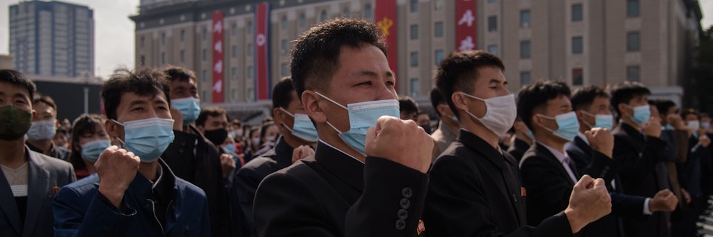 Nordkoreaner auf einer Propagandaveranstaltung<br>