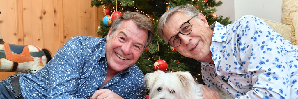 Schlagersänger Patrick Lindner (l.) und sein Lebensgefährte Peter Schäfer kuscheln mit ihrem Hund Obelix. 