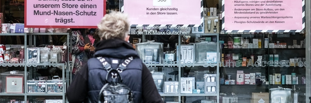  «Bitte halte Abstand» und «Danke, dass du in unserem Store einen Mund-Nasen-Schutz trägst» steht am Schaufenster eines Kaufhauses in Wilmersdorf. 