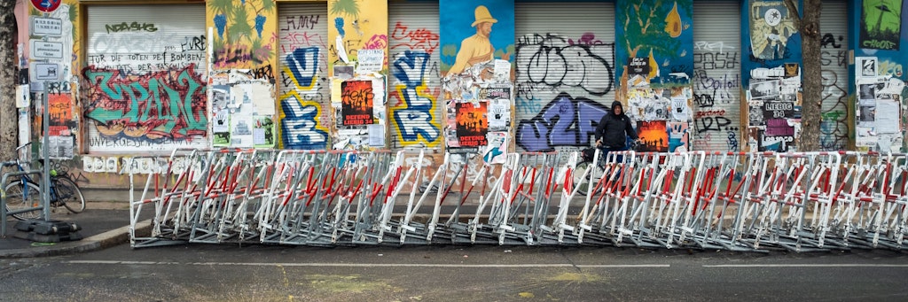 Nicht nur die Polizei hatte Barrieren um die Liebigstraße 34 aufgestellt. Die Bewohnerinnen haben im Inneren des Hauses Blockaden aufgebaut.<br>