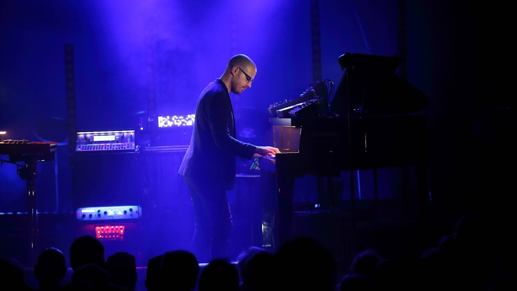 Verschwunden hinter Bergen von Keyboards: Christopher von Deylen live.