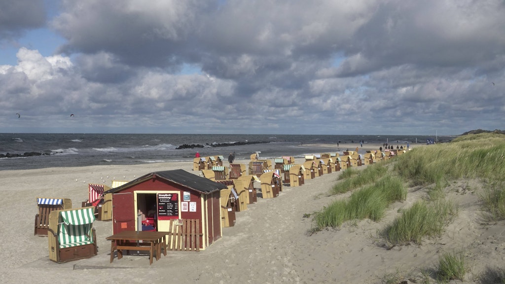 Nicht einmal die ganz Harten sitzen im Strandkorb auf dem Darß - weil sie Schwierigkeiten haben, an der Ostsee ein Hotelbett zu bekommen.