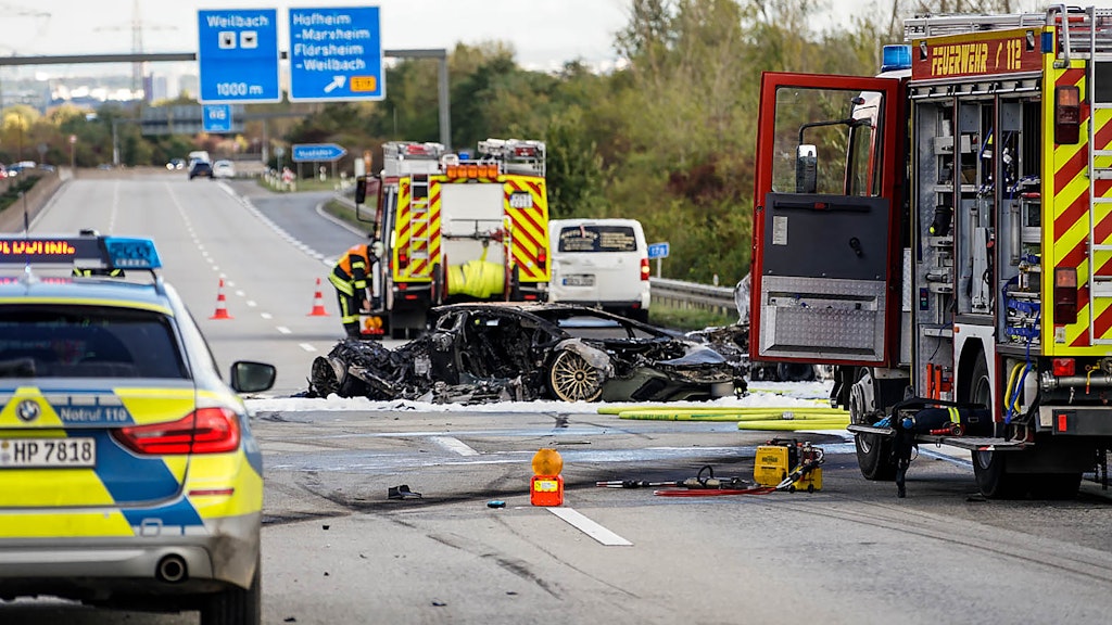 Die ausgebrannten Fahrzeuge nach dem Autorennen auf der Autobahn 66 bei Hofheim am Taunus. Eine unbeteilige Frau kam dabei ums Leben. 
