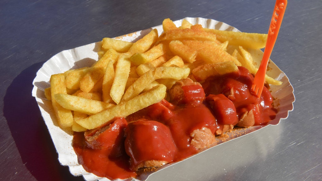 Eine Curry mit Ketchup. Könnte teurer werden, falls der Imbiss die Tomaten-Würzsauce aus den USA bezieht ...