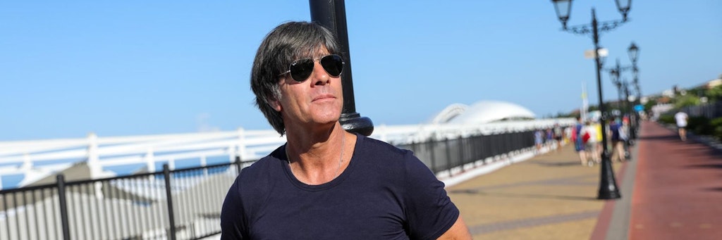 Jogi Löw posierte nach der WM-Auftaktniederlage 2018 gegen Mexiko im russischen Sotschi auf dem Strandboulevard.